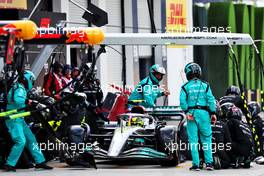 Lewis Hamilton (GBR) Mercedes AMG F1 W13 makes a pit stop. 08.05.2022. Formula 1 World Championship, Rd 5, Miami Grand Prix, Miami, Florida, USA, Race Day.