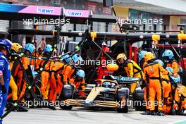 Daniel Ricciardo (AUS) McLaren MCL36 makes a pit stop. 08.05.2022. Formula 1 World Championship, Rd 5, Miami Grand Prix, Miami, Florida, USA, Race Day.
