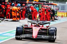 Carlos Sainz Jr (ESP) Ferrari F1-75 makes a pit stop. 08.05.2022. Formula 1 World Championship, Rd 5, Miami Grand Prix, Miami, Florida, USA, Race Day.