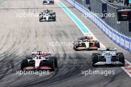 Kevin Magnussen (DEN) Haas VF-22 and Yuki Tsunoda (JPN) AlphaTauri AT03 battle for position. 08.05.2022. Formula 1 World Championship, Rd 5, Miami Grand Prix, Miami, Florida, USA, Race Day.