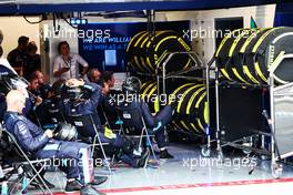 Williams Racing in the pits. 08.05.2022. Formula 1 World Championship, Rd 5, Miami Grand Prix, Miami, Florida, USA, Race Day.
