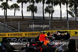 Carlos Sainz Jr (ESP) Ferrari F1-75 leads Sergio Perez (MEX) Red Bull Racing RB18. 08.05.2022. Formula 1 World Championship, Rd 5, Miami Grand Prix, Miami, Florida, USA, Race Day.