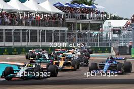 Lewis Hamilton (GBR) Mercedes AMG F1 W13 at the start of the race. 08.05.2022. Formula 1 World Championship, Rd 5, Miami Grand Prix, Miami, Florida, USA, Race Day.