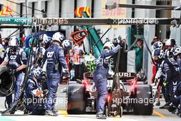 Yuki Tsunoda (JPN) AlphaTauri AT03 makes a pit stop. 08.05.2022. Formula 1 World Championship, Rd 5, Miami Grand Prix, Miami, Florida, USA, Race Day.