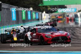 Max Verstappen (NLD) Red Bull Racing RB18 leads behind the Mercedes Benz FIA Safety Car. 08.05.2022. Formula 1 World Championship, Rd 5, Miami Grand Prix, Miami, Florida, USA, Race Day.