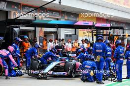Fernando Alonso (ESP) Alpine F1 Team A522 makes a pit stop. 08.05.2022. Formula 1 World Championship, Rd 5, Miami Grand Prix, Miami, Florida, USA, Race Day.
