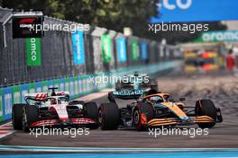 Daniel Ricciardo (AUS) McLaren MCL36 and Kevin Magnussen (DEN) Haas VF-22. 08.05.2022. Formula 1 World Championship, Rd 5, Miami Grand Prix, Miami, Florida, USA, Race Day.