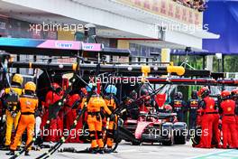 Carlos Sainz Jr (ESP) Ferrari F1-75 makes a pit stop. 08.05.2022. Formula 1 World Championship, Rd 5, Miami Grand Prix, Miami, Florida, USA, Race Day.