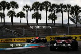 Max Verstappen (NLD) Red Bull Racing RB18 leads Charles Leclerc (MON) Ferrari F1-75. 08.05.2022. Formula 1 World Championship, Rd 5, Miami Grand Prix, Miami, Florida, USA, Race Day.