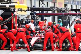 Charles Leclerc (MON) Ferrari F1-75 makes a pit stop. 08.05.2022. Formula 1 World Championship, Rd 5, Miami Grand Prix, Miami, Florida, USA, Race Day.