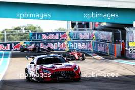 Max Verstappen (NLD) Red Bull Racing RB18 leads behind the Mercedes Benz FIA Safety Car. 08.05.2022. Formula 1 World Championship, Rd 5, Miami Grand Prix, Miami, Florida, USA, Race Day.