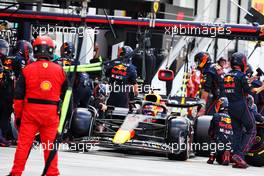 Max Verstappen (NLD) Red Bull Racing RB18 makes a pit stop. 08.05.2022. Formula 1 World Championship, Rd 5, Miami Grand Prix, Miami, Florida, USA, Race Day.