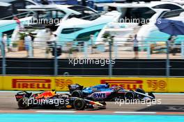 Max Verstappen (NLD) Red Bull Racing RB18 and Fernando Alonso (ESP) Alpine F1 Team A522. 07.05.2022. Formula 1 World Championship, Rd 5, Miami Grand Prix, Miami, Florida, USA, Qualifying Day.