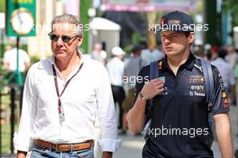Max Verstappen (NLD) Red Bull Racing (Right) with Raymond Vermeulen (NLD) Driver Manager. 07.05.2022. Formula 1 World Championship, Rd 5, Miami Grand Prix, Miami, Florida, USA, Qualifying Day.