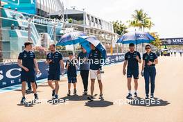 Alexander Albon (THA) Williams Racing walks the circuit with the team. 05.05.2022. Formula 1 World Championship, Rd 5, Miami Grand Prix, Miami, Florida, USA, Preparation Day.