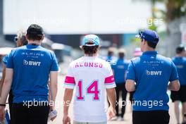 Fernando Alonso (ESP) Alpine F1 Team walks the circuit with the team. 05.05.2022. Formula 1 World Championship, Rd 5, Miami Grand Prix, Miami, Florida, USA, Preparation Day.