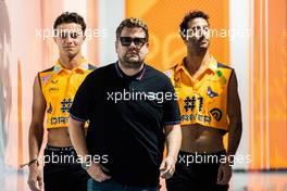 James Corden, Lando Norris (GBR), McLaren F1 Team and Daniel Ricciardo (AUS), McLaren F1 Team  05.05.2022. Formula 1 World Championship, Rd 5, Miami Grand Prix, Miami, Florida, USA, Preparation Day.