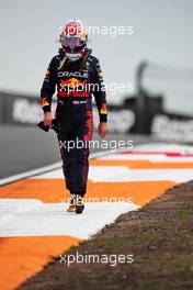 Max Verstappen (NLD) Red Bull Racing walks back to the pits after stopping in the first practice session. 02.09.2022. Formula 1 World Championship, Rd 14, Dutch Grand Prix, Zandvoort, Netherlands, Practice Day.