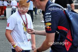 Max Verstappen (NLD) Red Bull Racing with a fan. 02.09.2022. Formula 1 World Championship, Rd 14, Dutch Grand Prix, Zandvoort, Netherlands, Practice Day.