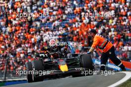 Max Verstappen (NLD) Red Bull Racing RB18 stopped in the first practice session. 02.09.2022. Formula 1 World Championship, Rd 14, Dutch Grand Prix, Zandvoort, Netherlands, Practice Day.