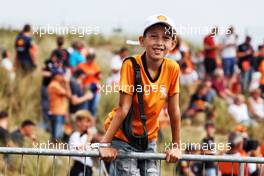 Circuit atmosphere - a young fan. 02.09.2022. Formula 1 World Championship, Rd 14, Dutch Grand Prix, Zandvoort, Netherlands, Practice Day.