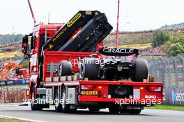 The Red Bull Racing RB18 of Max Verstappen (NLD) Red Bull Racing is recovered back to the pits on the back of a truck in the first practice session. 02.09.2022. Formula 1 World Championship, Rd 14, Dutch Grand Prix, Zandvoort, Netherlands, Practice Day.