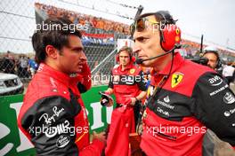 (L to R): Carlos Sainz Jr (ESP) Ferrari with Riccardo Adami (ITA) Ferrari Race Engineer on the grid. 04.09.2022. Formula 1 World Championship, Rd 14, Dutch Grand Prix, Zandvoort, Netherlands, Race Day.