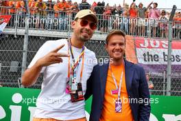 (L to R): Nick can de Wall - Afrojack (NLD) DJ, with Giedo van der Garde (NLD) on the grid. 04.09.2022. Formula 1 World Championship, Rd 14, Dutch Grand Prix, Zandvoort, Netherlands, Race Day.