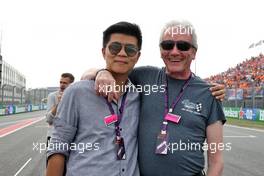(L to R): Frankie Mao, Journalist, with David Tremayne (GBR) Journalist on the grid. 04.09.2022. Formula 1 World Championship, Rd 14, Dutch Grand Prix, Zandvoort, Netherlands, Race Day.