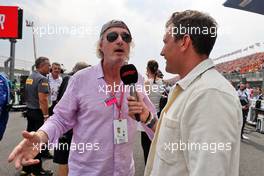 (L to R): Eddie Irvine (GBR) with Will Buxton (GBR) F1 Digital Presenter on the grid. 04.09.2022. Formula 1 World Championship, Rd 14, Dutch Grand Prix, Zandvoort, Netherlands, Race Day.