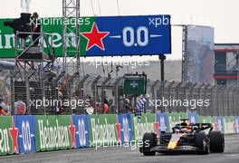 Race winner Max Verstappen (NLD) Red Bull Racing RB18 takes the chequered flag at the end of the race. 04.09.2022. Formula 1 World Championship, Rd 14, Dutch Grand Prix, Zandvoort, Netherlands, Race Day.