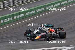 Max Verstappen (NLD) Red Bull Racing RB18 and George Russell (GBR) Mercedes AMG F1 W13 battle for position. 04.09.2022. Formula 1 World Championship, Rd 14, Dutch Grand Prix, Zandvoort, Netherlands, Race Day.