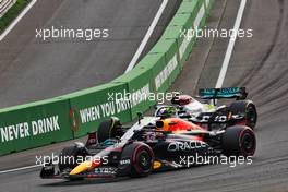 Lewis Hamilton (GBR) Mercedes AMG F1 W13 and Max Verstappen (NLD) Red Bull Racing RB18 battle for position. 04.09.2022. Formula 1 World Championship, Rd 14, Dutch Grand Prix, Zandvoort, Netherlands, Race Day.