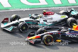 Lewis Hamilton (GBR) Mercedes AMG F1 W13 and Sergio Perez (MEX) Red Bull Racing RB18 battle for position. 04.09.2022. Formula 1 World Championship, Rd 14, Dutch Grand Prix, Zandvoort, Netherlands, Race Day.