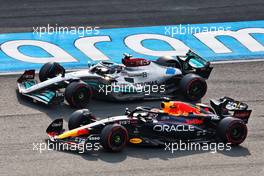 George Russell (GBR) Mercedes AMG F1 W13 and Max Verstappen (NLD) Red Bull Racing RB18 battle for position. 04.09.2022. Formula 1 World Championship, Rd 14, Dutch Grand Prix, Zandvoort, Netherlands, Race Day.
