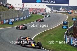 Max Verstappen (NLD) Red Bull Racing RB18 leads at the start of the race. 04.09.2022. Formula 1 World Championship, Rd 14, Dutch Grand Prix, Zandvoort, Netherlands, Race Day.