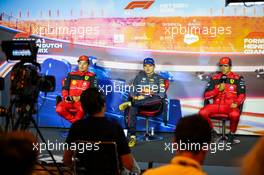 (L to R): Charles Leclerc (MON) Ferrari; Max Verstappen (NLD) Red Bull Racing; and Carlos Sainz Jr (ESP) Ferrari, in the post qualifying FIA Press Conference.. 03.09.2022. Formula 1 World Championship, Rd 14, Dutch Grand Prix, Zandvoort, Netherlands, Qualifying Day.