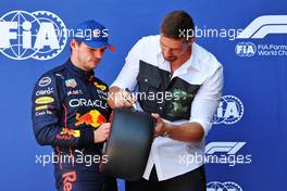 (L to R): Max Verstappen (NLD) Red Bull Racing celebrates his pole position in qualifying parc ferme with Rico Verhoeven (NLD) Kickboxer. 03.09.2022. Formula 1 World Championship, Rd 14, Dutch Grand Prix, Zandvoort, Netherlands, Qualifying Day.