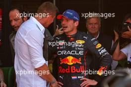 (L to R): Rico Verhoeven (NLD) Kickboxer with pole sitter Max Verstappen (NLD) Red Bull Racing in qualifying parc ferme. 03.09.2022. Formula 1 World Championship, Rd 14, Dutch Grand Prix, Zandvoort, Netherlands, Qualifying Day.