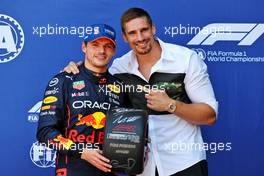 (L to R): Max Verstappen (NLD) Red Bull Racing celebrates his pole position in qualifying parc ferme with Rico Verhoeven (NLD) Kickboxer. 03.09.2022. Formula 1 World Championship, Rd 14, Dutch Grand Prix, Zandvoort, Netherlands, Qualifying Day.