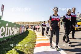 Guanyu Zhou (CHN) Alfa Romeo F1 Team walks the circuit with the team. 01.09.2022. Formula 1 World Championship, Rd 14, Dutch Grand Prix, Zandvoort, Netherlands, Preparation Day.