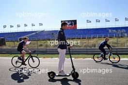 Alexander Albon (THA) Williams Racing rides the circuit. 01.09.2022. Formula 1 World Championship, Rd 14, Dutch Grand Prix, Zandvoort, Netherlands, Preparation Day.
