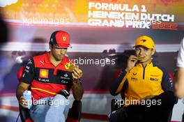 (L to R): Carlos Sainz Jr (ESP) Ferrari and Lando Norris (GBR) McLaren in the FIA Press Conference. 01.09.2022. Formula 1 World Championship, Rd 14, Dutch Grand Prix, Zandvoort, Netherlands, Preparation Day.