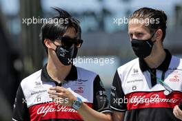 Guanyu Zhou (CHN) Alfa Romeo F1 Team (Left). 25.03.2022 Formula 1 World Championship, Rd 2, Saudi Arabian Grand Prix, Jeddah, Saudi Arabia, Practice Day.