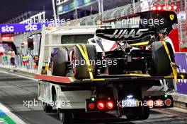 The Haas VF-22 of Kevin Magnussen (DEN) Haas F1 Team is recovered back to the pits on the back of a truck. 25.03.2022 Formula 1 World Championship, Rd 2, Saudi Arabian Grand Prix, Jeddah, Saudi Arabia, Practice Day.