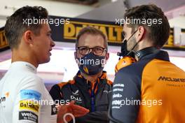 Andreas Seidl, McLaren Managing Director (Centre) and Lando Norris (GBR) McLaren (Left). 25.03.2022 Formula 1 World Championship, Rd 2, Saudi Arabian Grand Prix, Jeddah, Saudi Arabia, Practice Day.