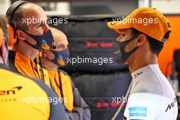 Daniel Ricciardo (AUS) McLaren with Tom Stallard (GBR) McLaren Race Engineer. 25.03.2022 Formula 1 World Championship, Rd 2, Saudi Arabian Grand Prix, Jeddah, Saudi Arabia, Practice Day.