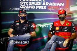 (L to R): Max Verstappen (NLD) Red Bull Racing and Carlos Sainz Jr (ESP) Ferrari in the FIA Press Conference. 25.03.2022 Formula 1 World Championship, Rd 2, Saudi Arabian Grand Prix, Jeddah, Saudi Arabia, Practice Day.