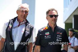 (L to R): Dr Helmut Marko (AUT) Red Bull Motorsport Consultant with Christian Horner (GBR) Red Bull Racing Team Principal. 25.03.2022 Formula 1 World Championship, Rd 2, Saudi Arabian Grand Prix, Jeddah, Saudi Arabia, Practice Day.