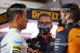Andreas Seidl, McLaren Managing Director (Centre) and Lando Norris (GBR) McLaren (Left). 25.03.2022 Formula 1 World Championship, Rd 2, Saudi Arabian Grand Prix, Jeddah, Saudi Arabia, Practice Day.